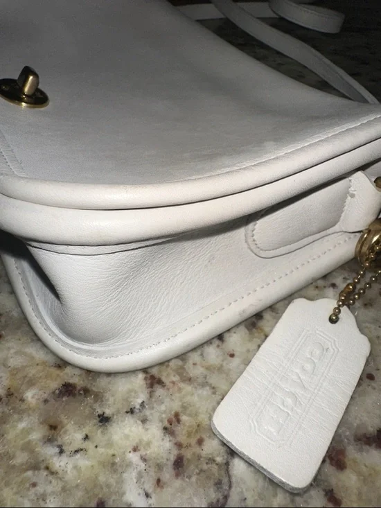 Vintage Coach White Leather Crossbody with Gold Turnlock - Picture 2 of 9